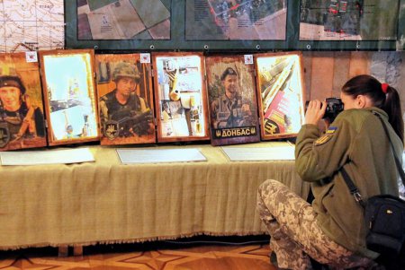 Герои не забыты: в военно-историческом музее на Пироговской открылась выставка «Блокпост памяти» (фоторепортаж)