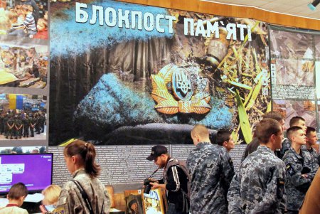 Герои не забыты: в военно-историческом музее на Пироговской открылась выставка «Блокпост памяти» (фоторепортаж)