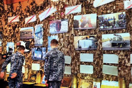 Герои не забыты: в военно-историческом музее на Пироговской открылась выставка «Блокпост памяти» (фоторепортаж)
