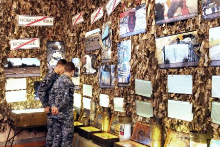 Герои не забыты: в военно-историческом музее на Пироговской открылась выставка «Блокпост памяти» (фоторепортаж)