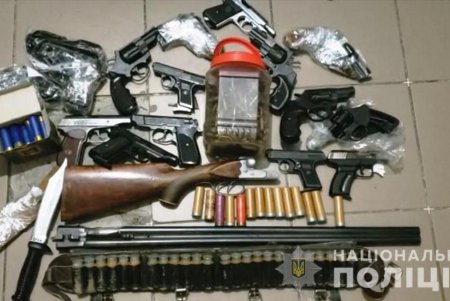 Жители региона добровольно сдали в полицию почти 500 единиц оружия (фото, видео)