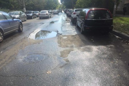 Коммунальщики устранили провал на улице Маршала Говорова (фото)