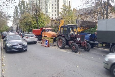 Коммунальщики устранили провал на улице Маршала Говорова (фото)