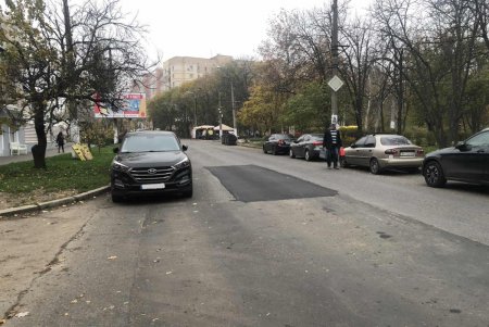 Коммунальщики устранили провал на улице Маршала Говорова (фото)