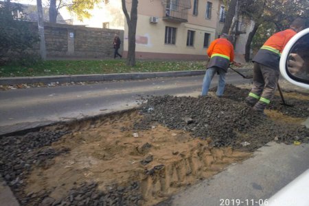 Коммунальщики устранили провал на улице Маршала Говорова (фото)