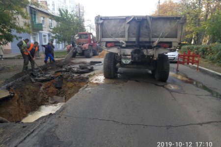 Коммунальщики устранили провал на улице Маршала Говорова (фото)