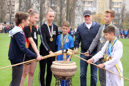 Для школьников Малиновского района открыли многофункциональный стадион (фоторепортаж)