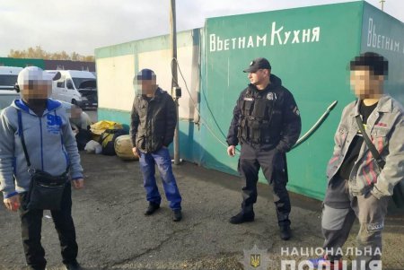 На крупнейшем промрынке региона выявили 20 нелегалов: им грозят штрафы и депортация (фото, видео)