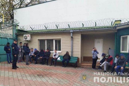 На крупнейшем промрынке региона выявили 20 нелегалов: им грозят штрафы и депортация (фото, видео)