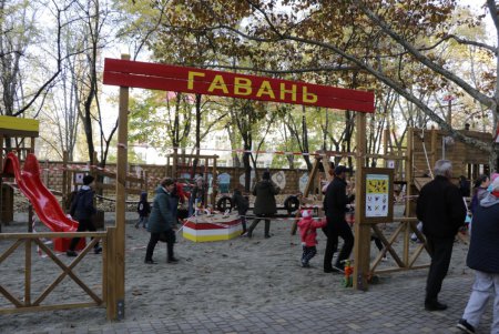 В сквере Героической обороны Одессы открыли детский спорткомплекс (фото)