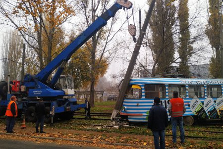 Трамвай сошел с рельсов и врезался в столб на Таирова (фото, обновлено)
