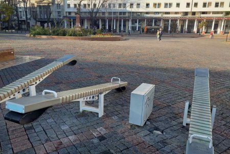 В очередной раз сломанные Led-качели на Греческой площади – починили и очистили от надписей (фото)