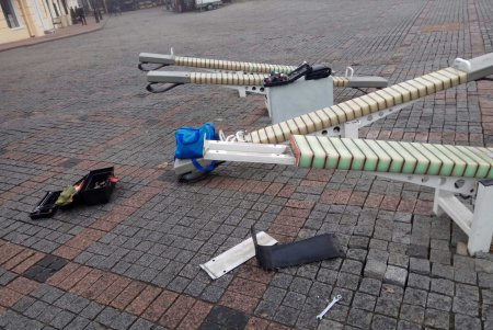 В очередной раз сломанные Led-качели на Греческой площади – починили и очистили от надписей (фото)