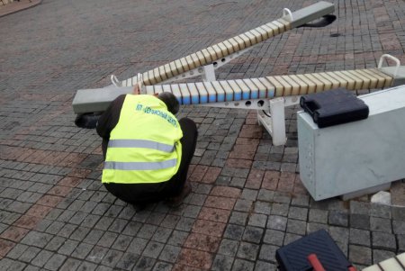 В очередной раз сломанные Led-качели на Греческой площади – починили и очистили от надписей (фото)