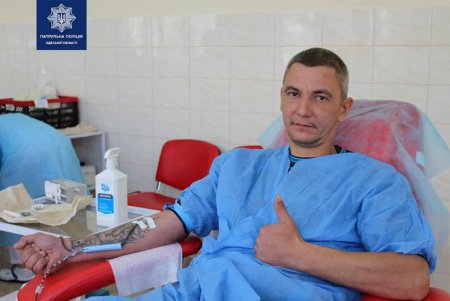 Одесские патрульные сдали кровь для пострадавших в ДТП (фото)
