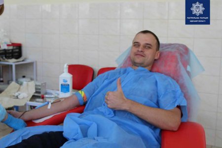 Одесские патрульные сдали кровь для пострадавших в ДТП (фото)