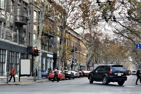 На Ришельевской появились дорожные знаки для выделения отдельной полосы общественному транспорту (фото)