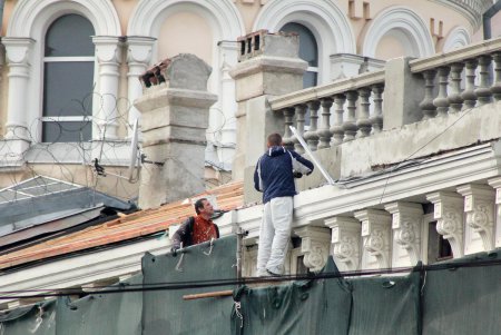 В Одессе начата реставрация старинного дома на Привокзальной площади (фоторепортаж)