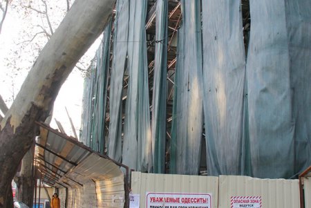 В Одессе начата реставрация старинного дома на Привокзальной площади (фоторепортаж)