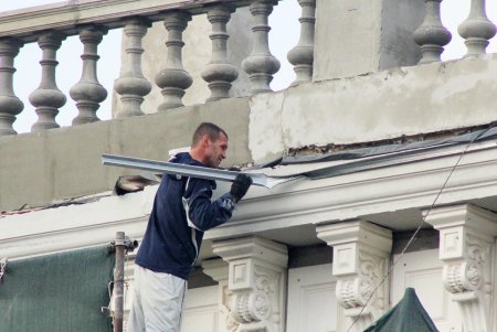В Одессе начата реставрация старинного дома на Привокзальной площади (фоторепортаж)