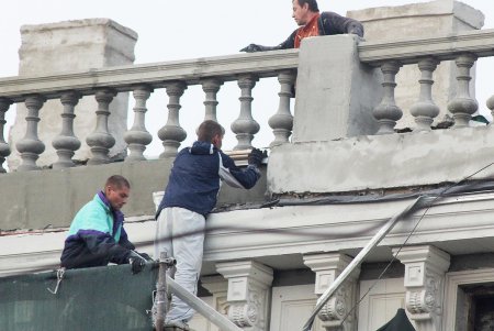 В Одессе начата реставрация старинного дома на Привокзальной площади (фоторепортаж)