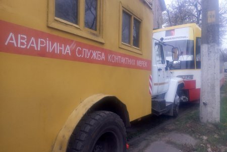 Трамвай врезался в автовышку на Черноморского Казачества (фото)