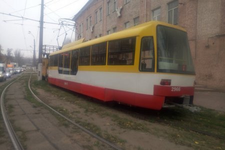 Трамвай врезался в автовышку на Черноморского Казачества (фото)