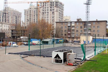 Возле Музкомедии устанавливают ледовый каток под открытым небом (фоторепортаж)