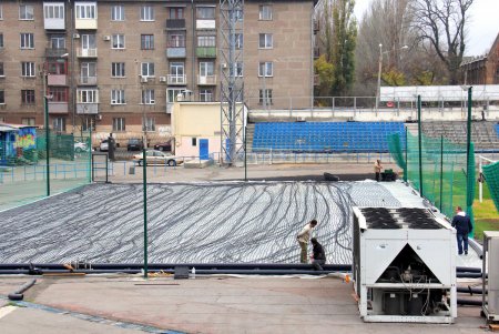 Возле Музкомедии устанавливают ледовый каток под открытым небом (фоторепортаж)