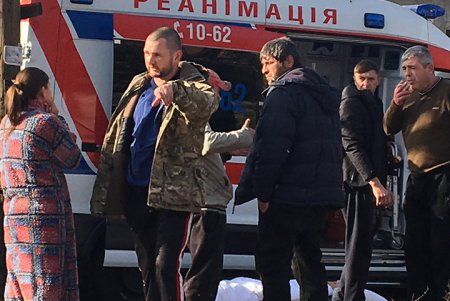 На Авдеева-Черноморского столкнулись авто скорой помощи и «Мерседес»: есть пострадавшие (фото, обновлено)