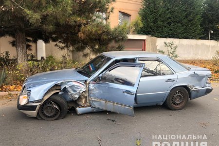 На Авдеева-Черноморского столкнулись авто скорой помощи и «Мерседес»: есть пострадавшие (фото, обновлено)