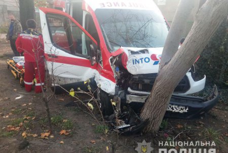 На Авдеева-Черноморского столкнулись авто скорой помощи и «Мерседес»: есть пострадавшие (фото, обновлено)