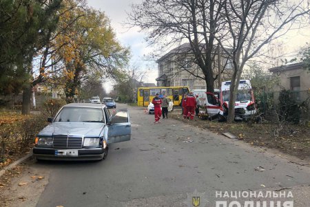 На Авдеева-Черноморского столкнулись авто скорой помощи и «Мерседес»: есть пострадавшие (фото, обновлено)