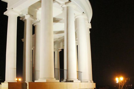 Воронцовскую колоннаду подсветили сиреневым цветом в честь Дня недоношенных детей (фоторепортаж)