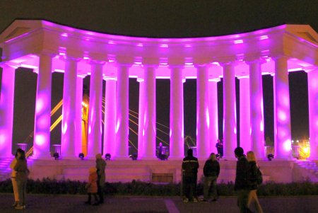 Воронцовскую колоннаду подсветили сиреневым цветом в честь Дня недоношенных детей (фоторепортаж)