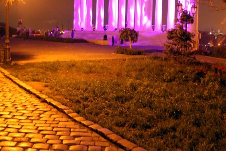 Воронцовскую колоннаду подсветили сиреневым цветом в честь Дня недоношенных детей (фоторепортаж)