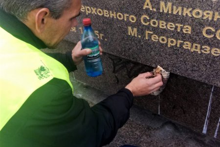 Вандалы изуродовали надписями стелу «Крылья Победы» (фото)