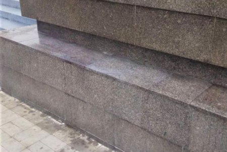 Вандалы изуродовали надписями стелу «Крылья Победы» (фото)
