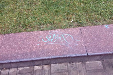 Вандалы изуродовали надписями стелу «Крылья Победы» (фото)