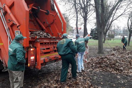 В парках и скверах подметают дорожки, убирают мусор и ухаживают за газонами (фото)