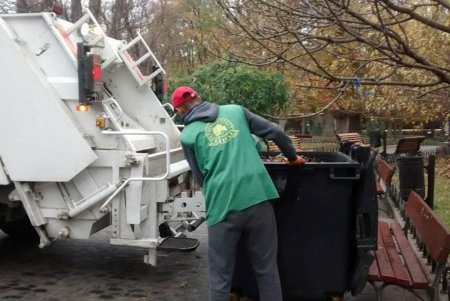 В парках и скверах подметают дорожки, убирают мусор и ухаживают за газонами (фото)