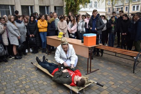 Спасатели учили пожарной безопасности студентов одесских учебных заведений (фото)