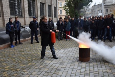 Спасатели учили пожарной безопасности студентов одесских учебных заведений (фото)