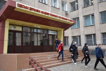 Спасатели учили пожарной безопасности студентов одесских учебных заведений (фото)