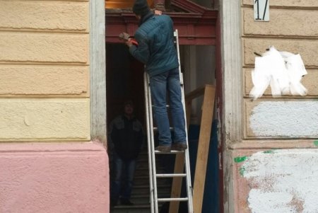Старинные деревянные двери с дома № 7 на Преображенской отреставрируют (фото)