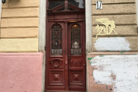 Старинные деревянные двери с дома № 7 на Преображенской отреставрируют (фото)