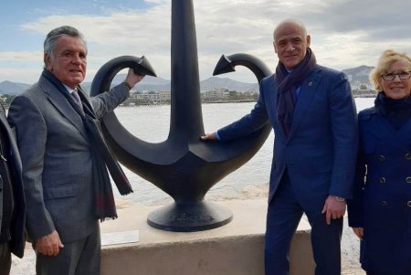 На побережье Марселя торжественно открыли символ Одессы «Якорь-сердце» (фото, видео)