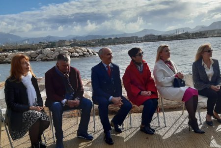 На побережье Марселя торжественно открыли символ Одессы «Якорь-сердце» (фото, видео)