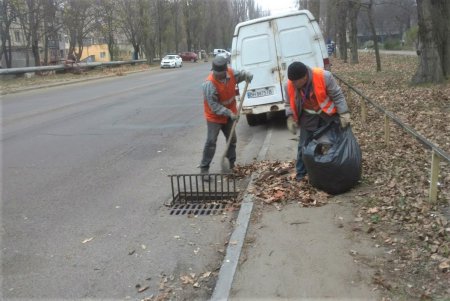 Коммунальщики моют остановочные комплексы и восстанавливают плиточное покрытие по улицам города (фото)