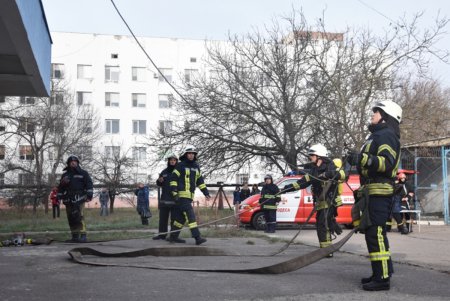 Из областной больницы эвакуировали пациентов: спасатели тушили условный огонь (фото, видео)